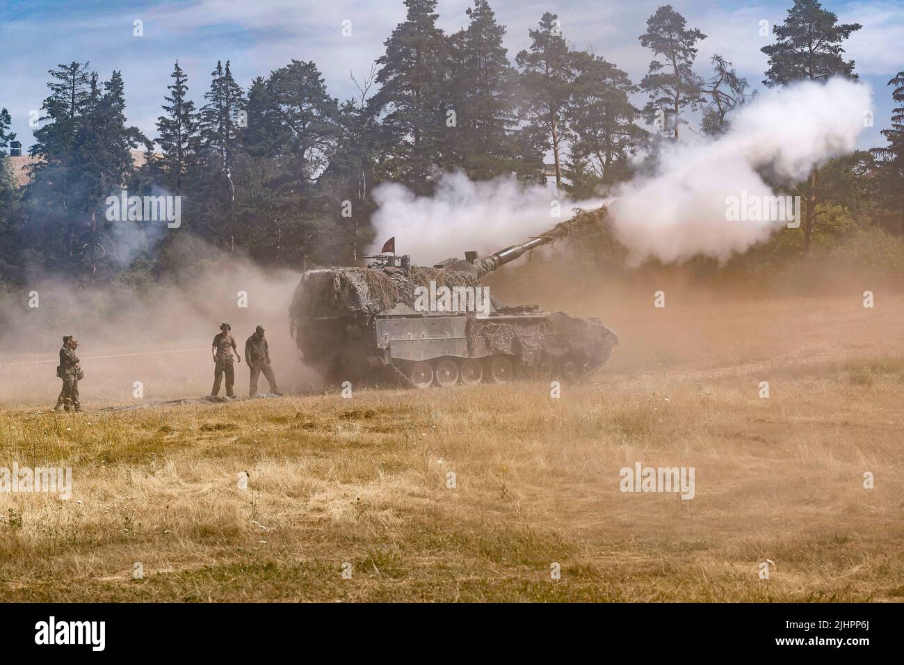 20 luglio 2022, Baviera, Grafenwöhr: Un Bundeswehr howitzer tedesco 2000 incendi pratica munizioni durante un esercito statunitense multinazionale fuoco di artiglieria che coinvolgono quasi 2.400 soldati da 19 nazioni presso l'area di addestramento di Grafenwoehr in Baviera. Foto: Daniel Löb/dpa Foto Stock