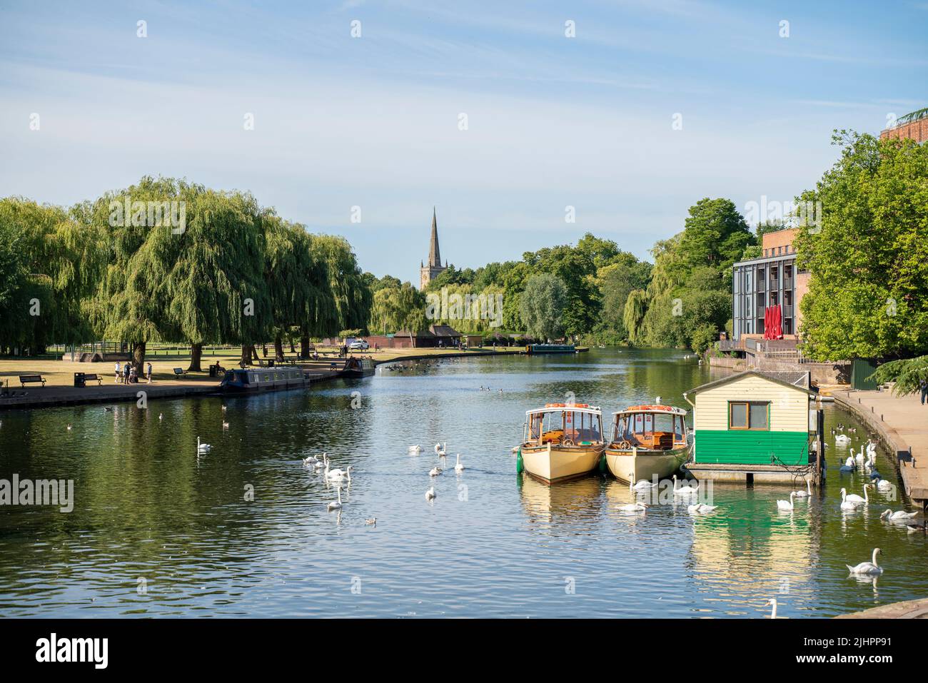 Vista generale del fiume Avon che attraversa Stratford-upon-Avon in una giornata di sole. Foto Stock