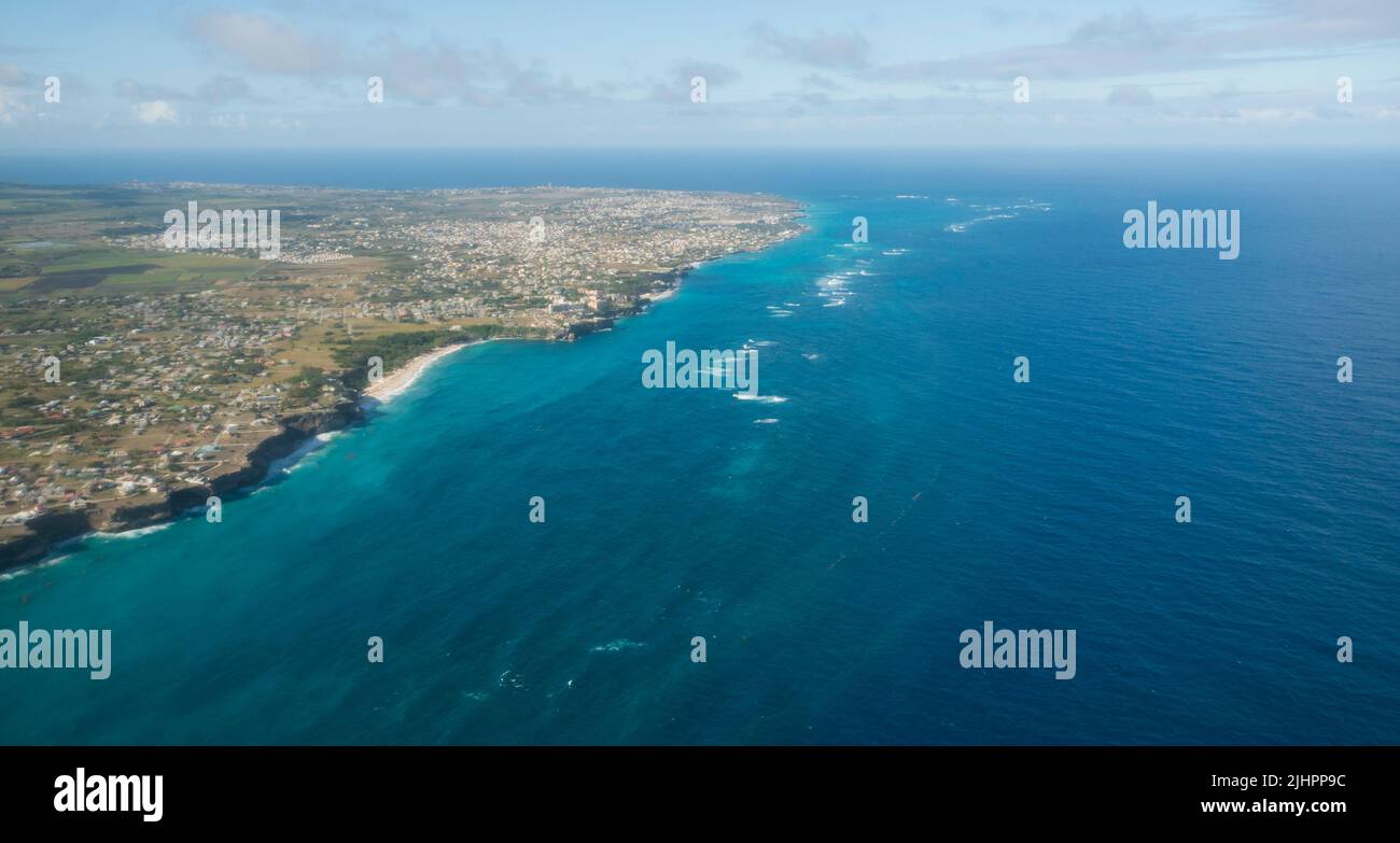 Barbados, Isola dei Caraibi - West Coast.Flight da Grantley Adams a St Vincent, Grenadines Air. Vista dopo il decollo guardando verso la punta sud di Foto Stock