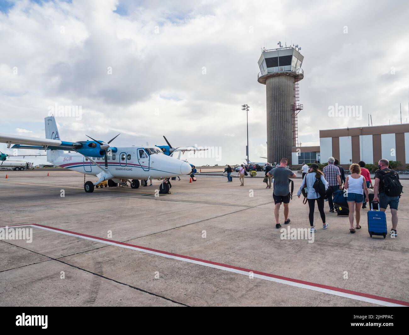 Barbados, Isola dei Caraibi - West Coast.Flight da Grantley Adams a St Vincent, Grenadines Air. I passeggeri si dirigeranno a piedi verso un piccolo aereo. Foto Stock