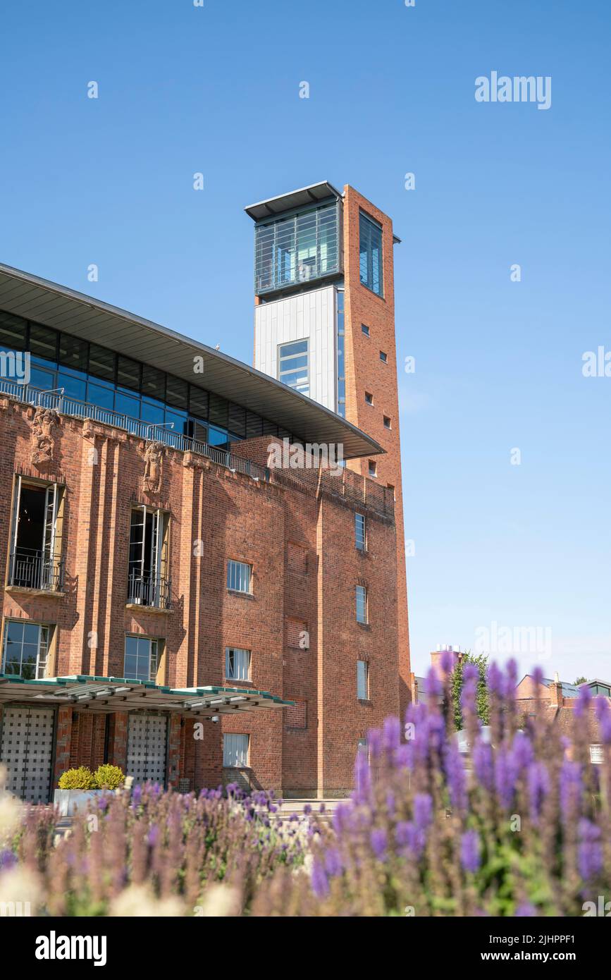 Vista generale del teatro Royal Shakespeare Company (RSC) a Stratford-upon-Avon, Inghilterra, in una giornata di sole con cielo blu. Foto Stock