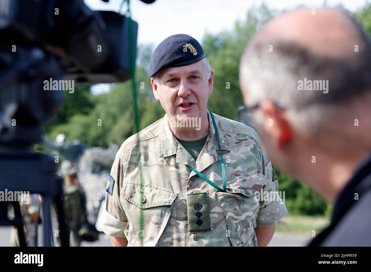 Baviera, Grafenwöhr: 20 luglio 2022, il colonnello britannico Alex Forbes, comandante dell'esercitazione multinazionale di fuoco di artiglieria che coinvolge quasi 2400 soldati da 19 nazioni, dà un'intervista all'area di addestramento di Grafenwoehr in Baviera. Foto: Daniel Löb/dpa Credit: dpa Picture Alliance/Alamy Live News Foto Stock
