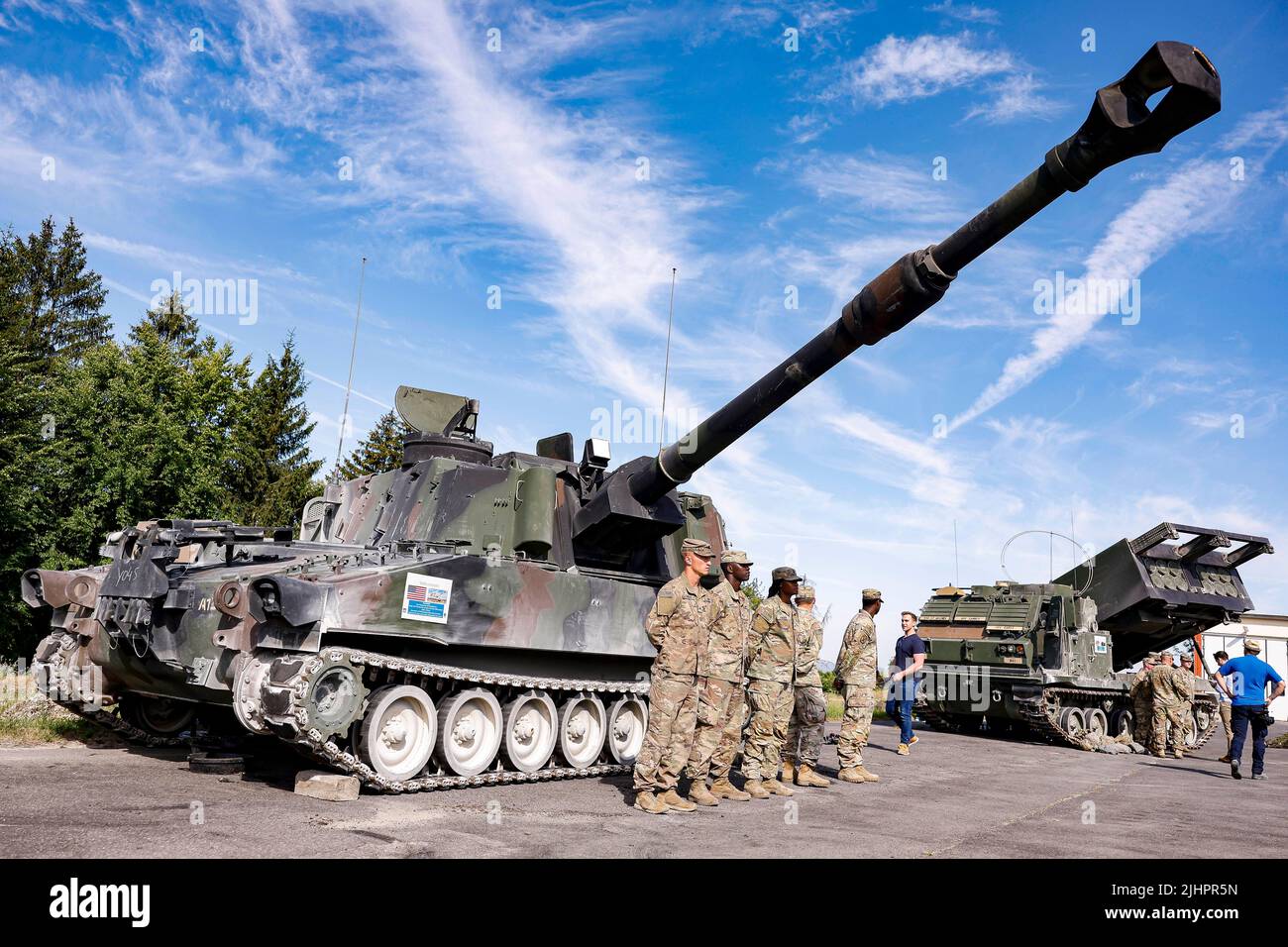 20 luglio 2022, Baviera, Grafenwöhr: Un carro armato di Paladin dell'esercito degli Stati Uniti si alza durante un'esercitazione multinazionale dell'artiglieria degli Stati Uniti che coinvolge quasi 2.400 soldati da 19 nazioni all'area di addestramento di Grafenwoehr in Baviera, Germania. Foto: Daniel Löb/dpa Foto Stock