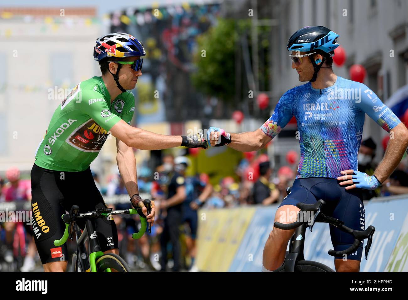 Peyragudes, Francia. 20th luglio 2022. WOUT van Aert del Belgio e del Team Jumbo-Visma e Hugo Houle del Canada e Israele-Premier Tech interagiscono durante la fase 17 del Tour De France, Saint-Gaudens a Peyragudes. Credit: Alex Broadway/Alamy Live News Foto Stock