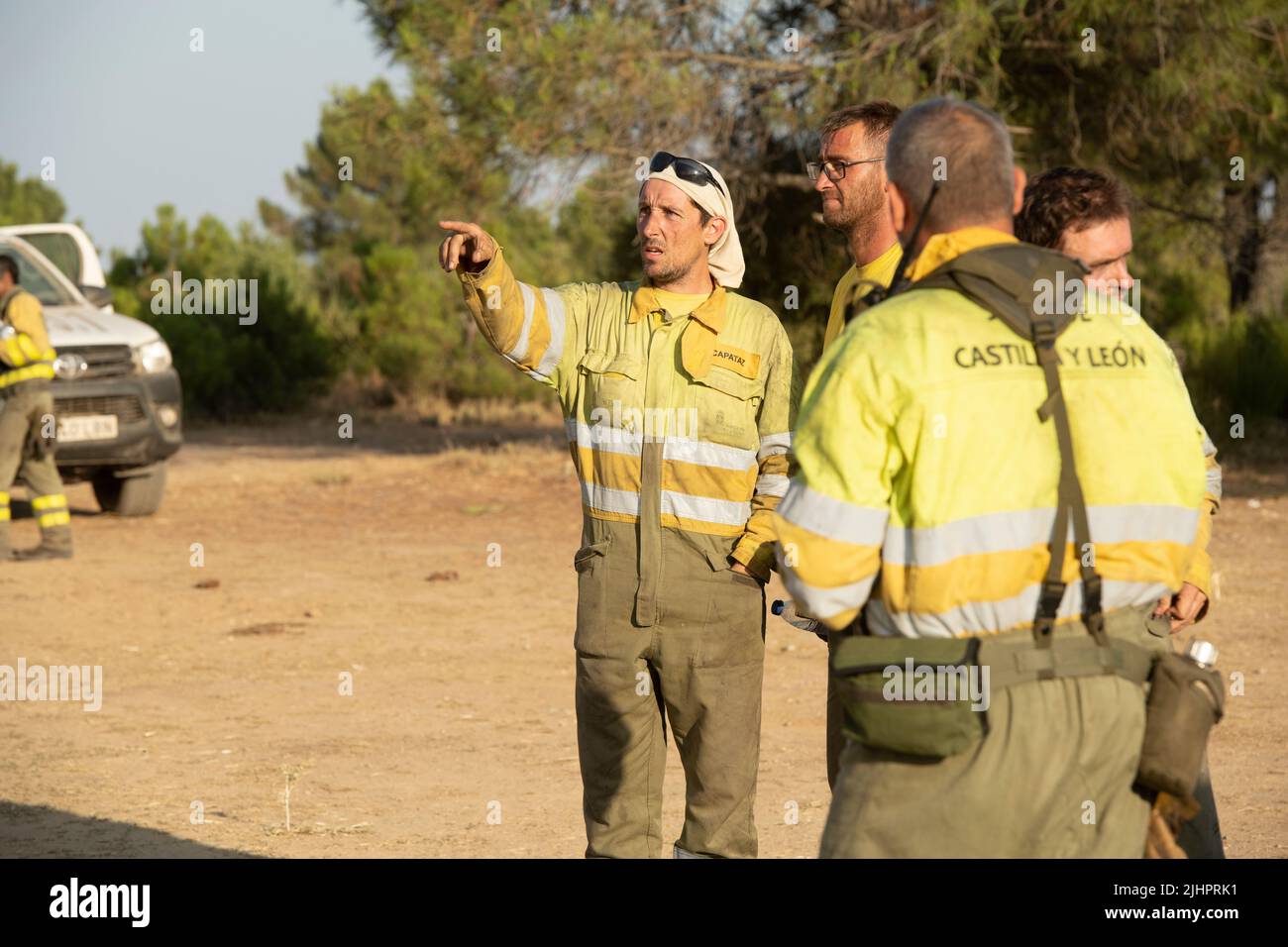 Spagna - Ávila - Cebreros - ondata di incendi in Spagna - a causa delle alte temperature e di una storica ondata di caldo, molti incendi boschivi colpiscono la penisola iberica. Le brigate e i vigili del fuoco stanno cercando eroicamente di affrontare le fiamme che stanno diventando sempre più intrattabili e difficili da estinguere. Foto Stock