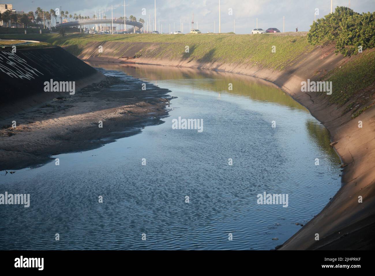 salvador, bahia, brasile - 19 luglio 2022: Vista di un canale di acque reflue sul fiume Camurujipe nella città di Salvador. Foto Stock