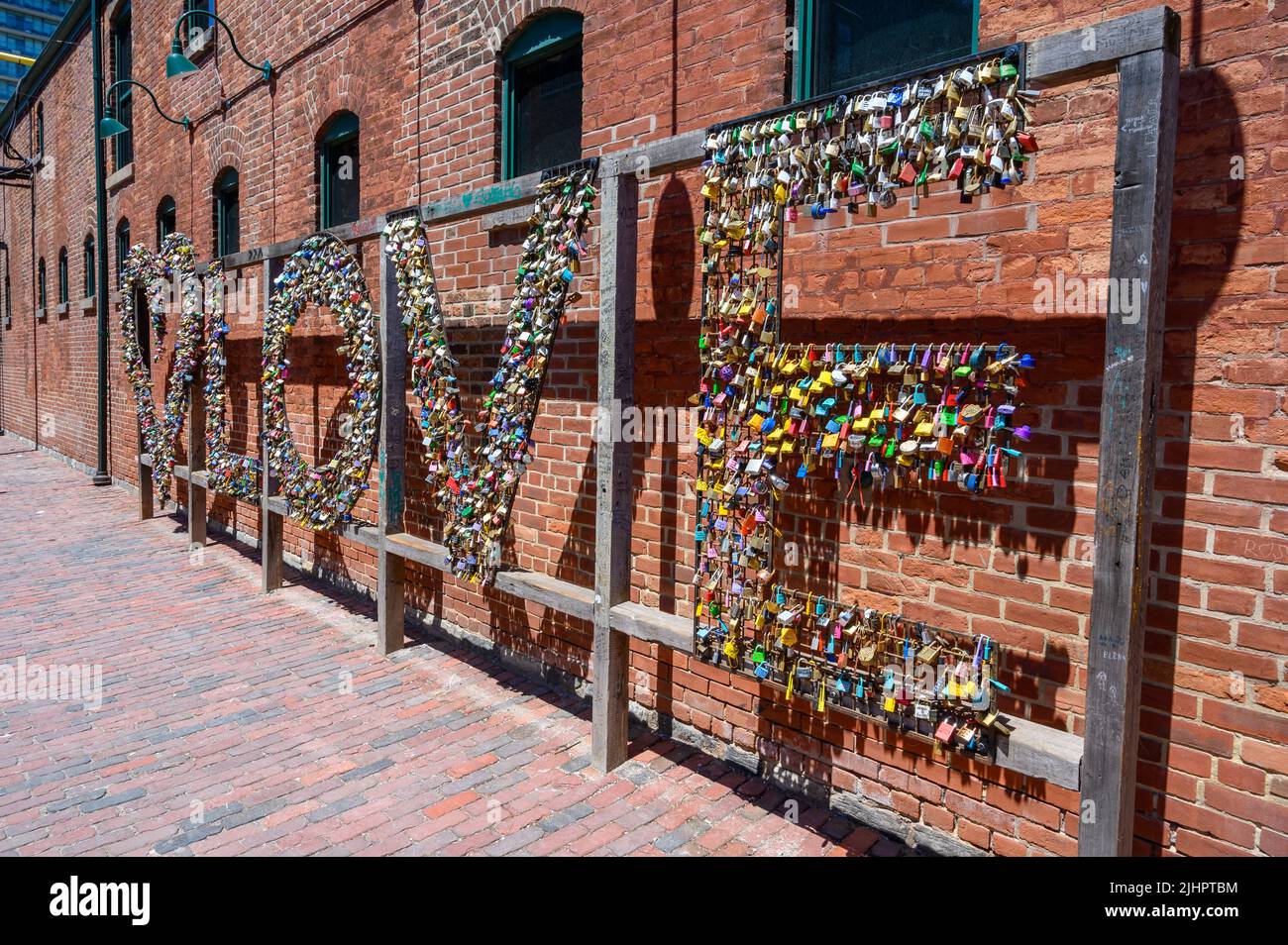 Un cuore e la parola amore spelt fuori con le serrature di amore di Matthew Rosenblatt nel distretto della distilleria, Toronto, Ontario, Canada. Foto Stock