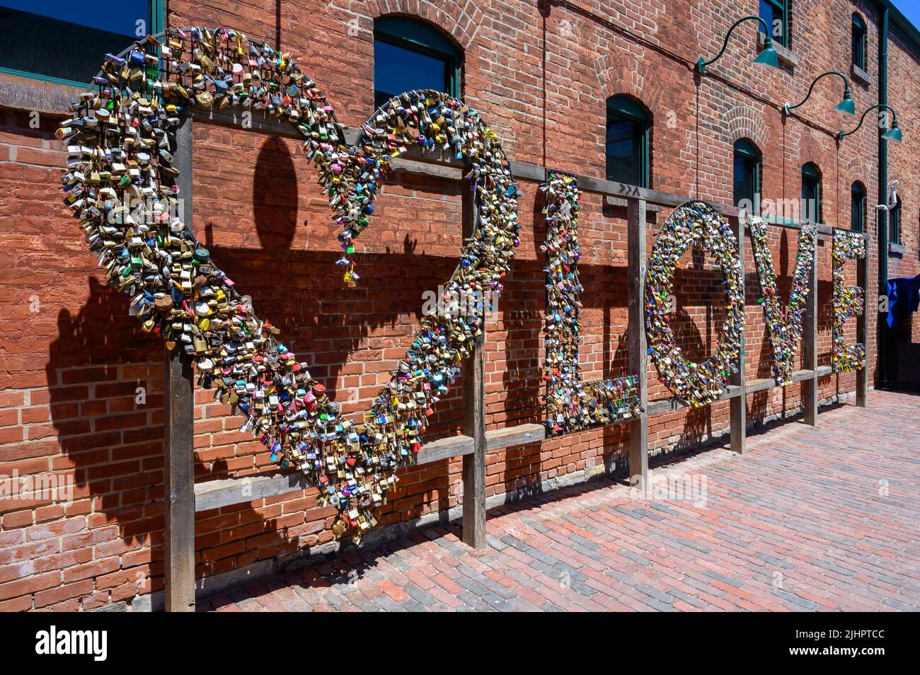 Un cuore e la parola amore spelt fuori con le serrature di amore di Matthew Rosenblatt nel distretto della distilleria, Toronto, Ontario, Canada. Foto Stock
