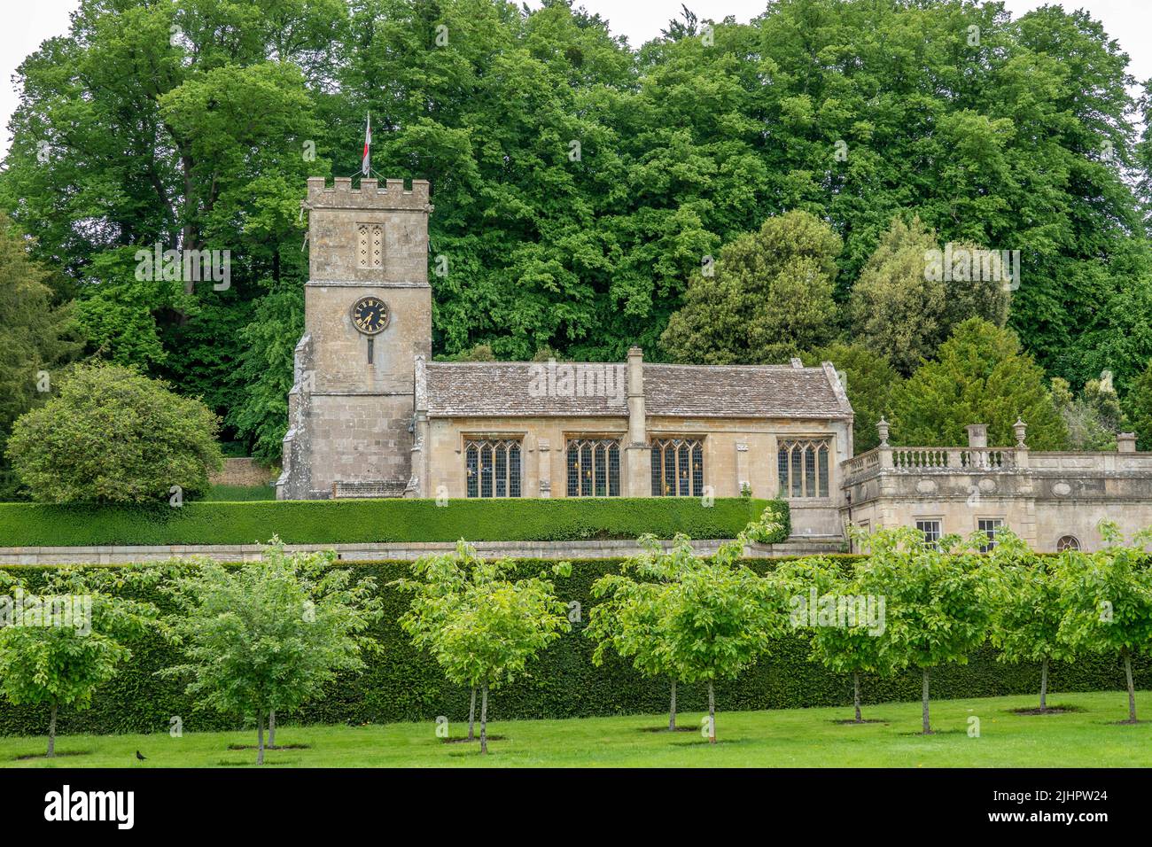 Vista della Chiesa di St Peters a Dyrham nel Cotswolds Inghilterra Foto Stock