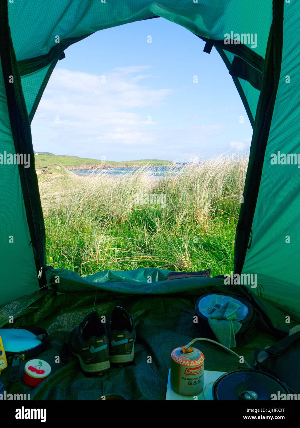 Guardando fuori dalla tenda mentre campeggio selvaggio, Sutherland Foto Stock