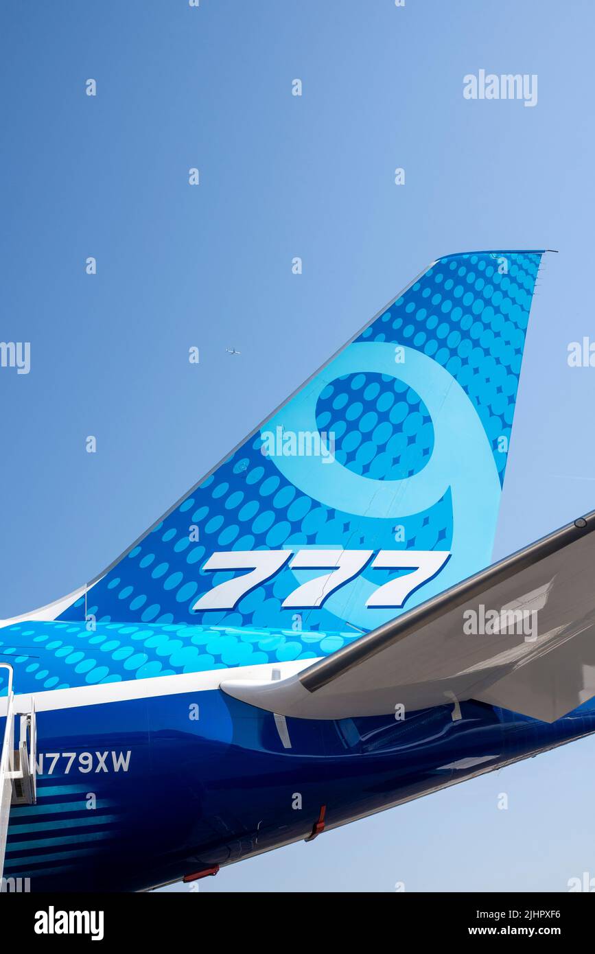 Boeing 777-9, noto anche come 777X, aereo aereo di linea a reazione di Farnborough International Airshow 2022. Coda con marchio aziendale, logo, simbolo Foto Stock