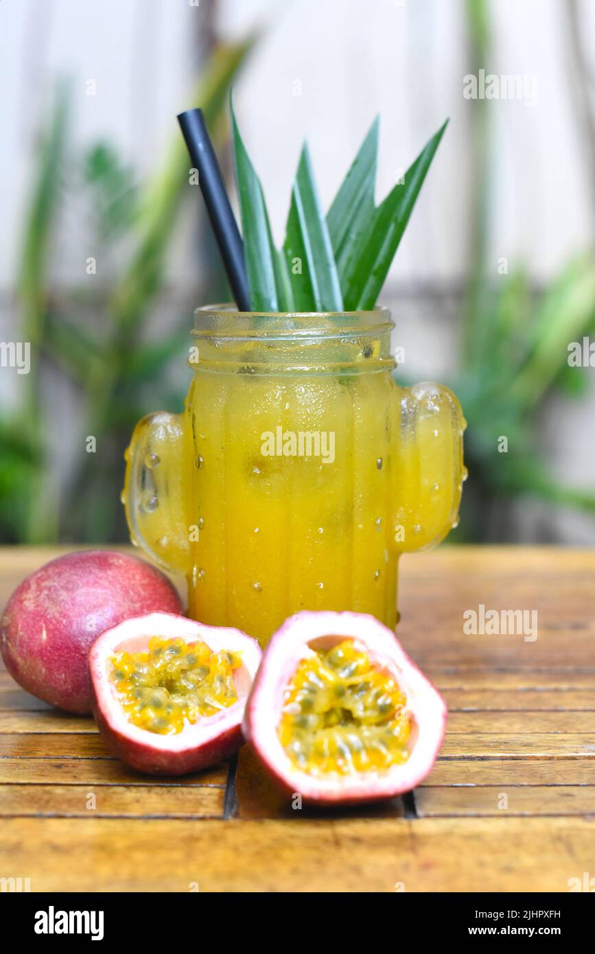 Tè di frutta passione su un tavolo in legno primo piano Foto Stock