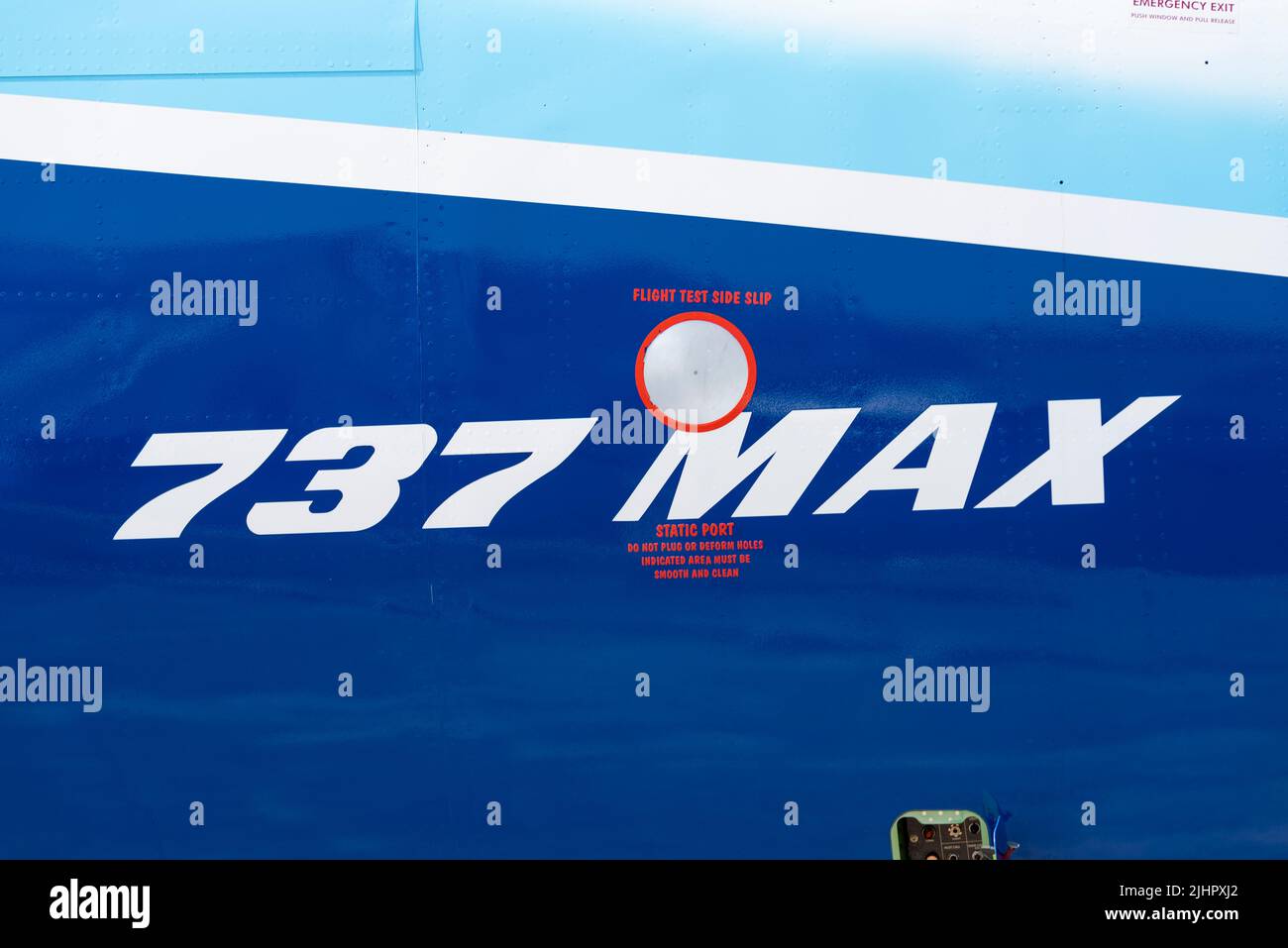 Boeing 737 MAX 10 aereo di linea a reazione al Farnborough International Airshow 2022. Scritte e dettagli sul naso. Test facchinetti con slittamento laterale, porta statica Foto Stock