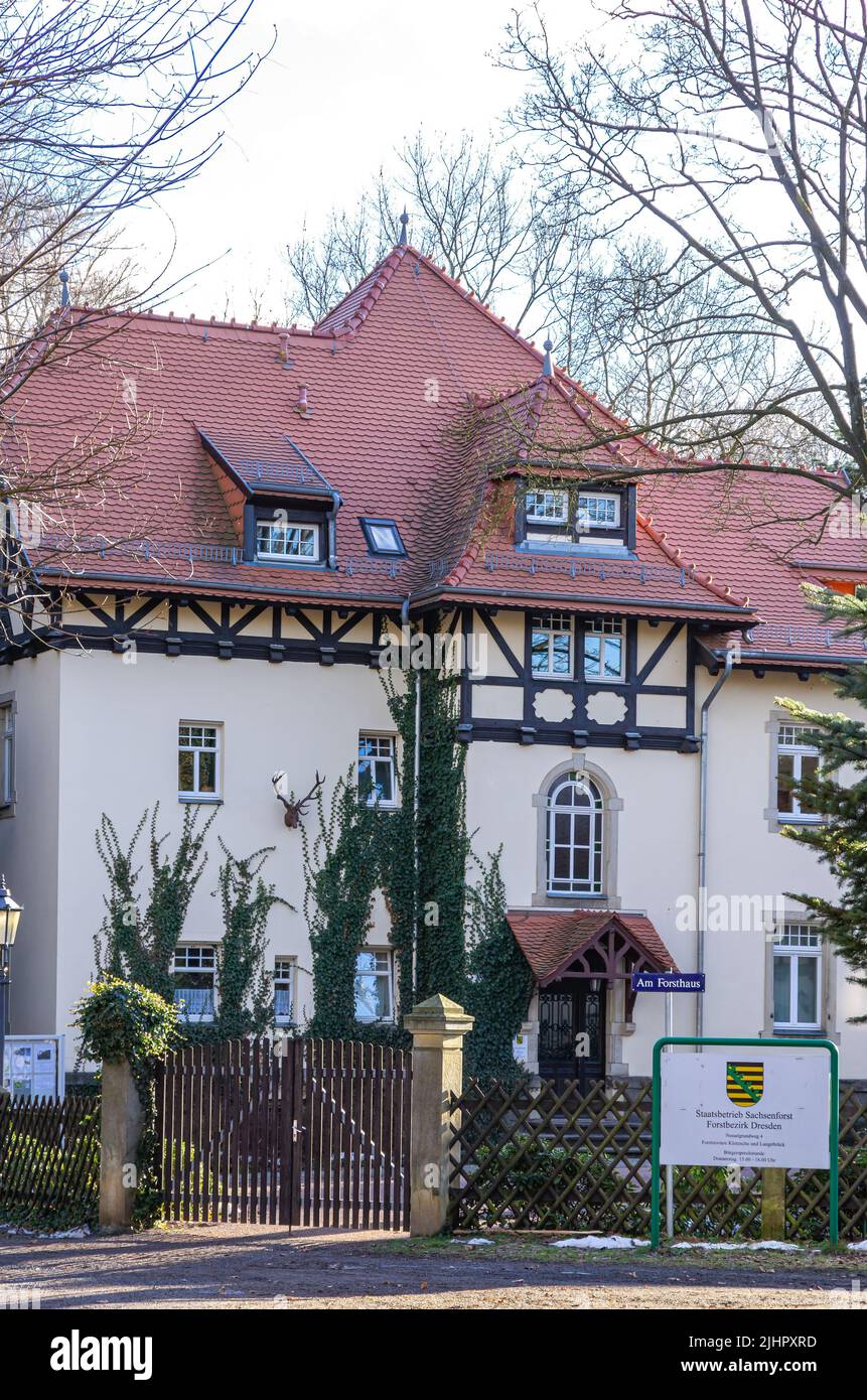 Dresda, Sassonia, Germania: Il casale del forester a Klotzsche, sede dell'impresa statale Sachsenforst, distretto forestale di Dresda. Foto Stock