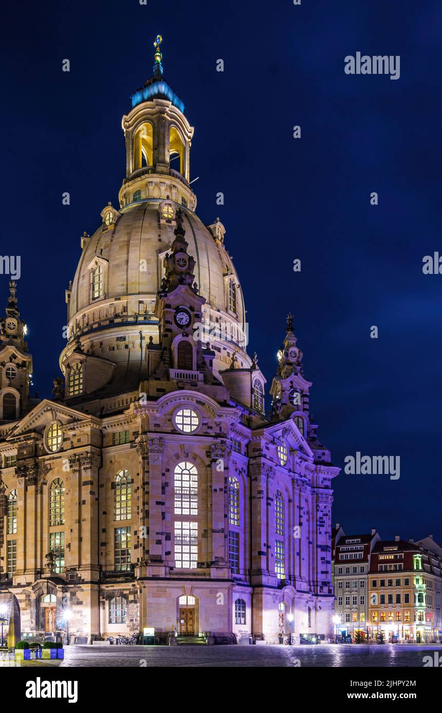 La chiesa Frauenkirche, famosa in tutto il mondo, in piazza Neumarkt a Dresda, Sassonia, Germania, a Natale. Foto Stock