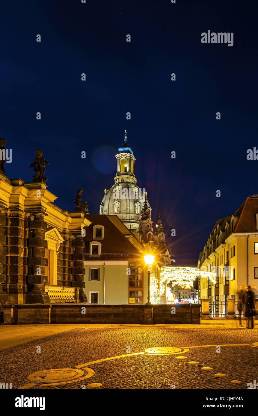 Dresda, Sassonia, Germania - 27 dicembre 2012: Vista notturna della famosa chiesa Frauenkirche. Foto Stock