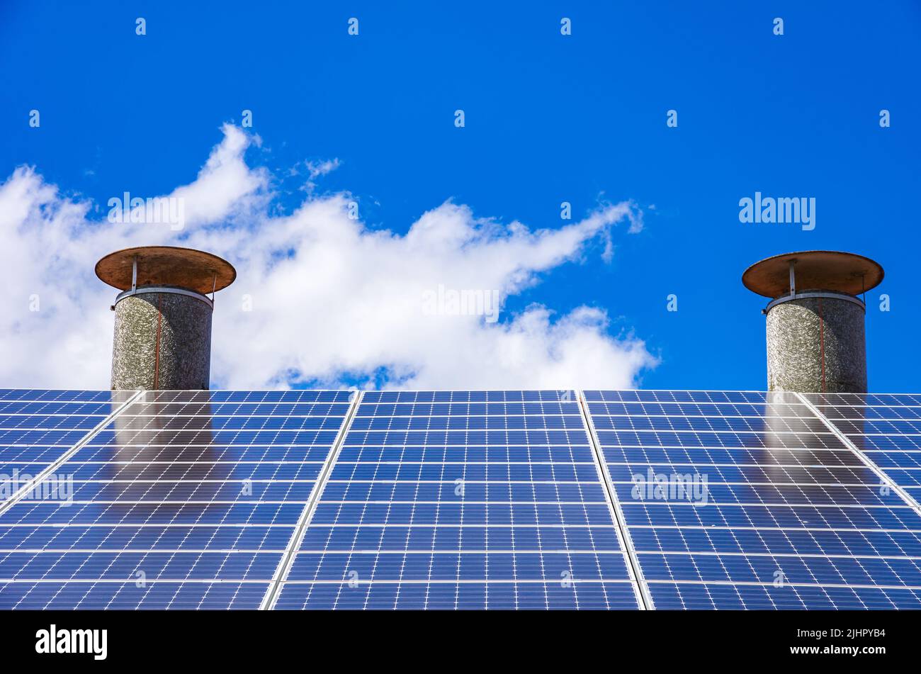 Impianto fotovoltaico domestico o piccola centrale solare sul tetto di una casa. Foto Stock