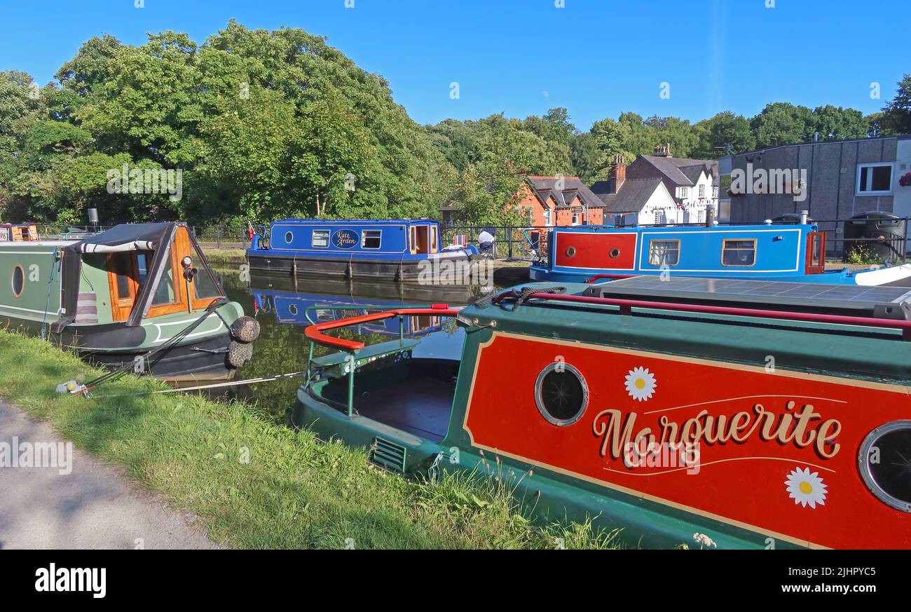 Bridgewater Canal Barges at Lymm Village, Warrington, Cheshire, Inghilterra, Regno Unito - Marguerite Foto Stock