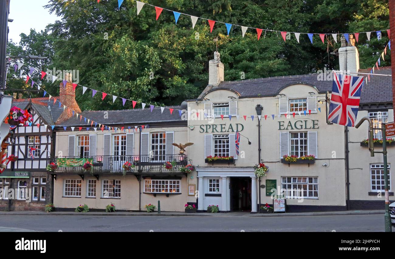The Spread Eagle pub, bunting nel villaggio di conservazione di Lymm, South Warrington, Cheshire, Inghilterra, UK, WA13 Foto Stock