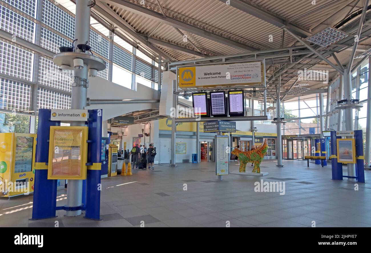 All'interno della stazione ferroviaria di Liverpool South Parkway, Garston, Speke, Merseyside per l'aeroporto John Lennon di Liverpool, Holly Farm Rd, Liverpool L19 5PQ Foto Stock