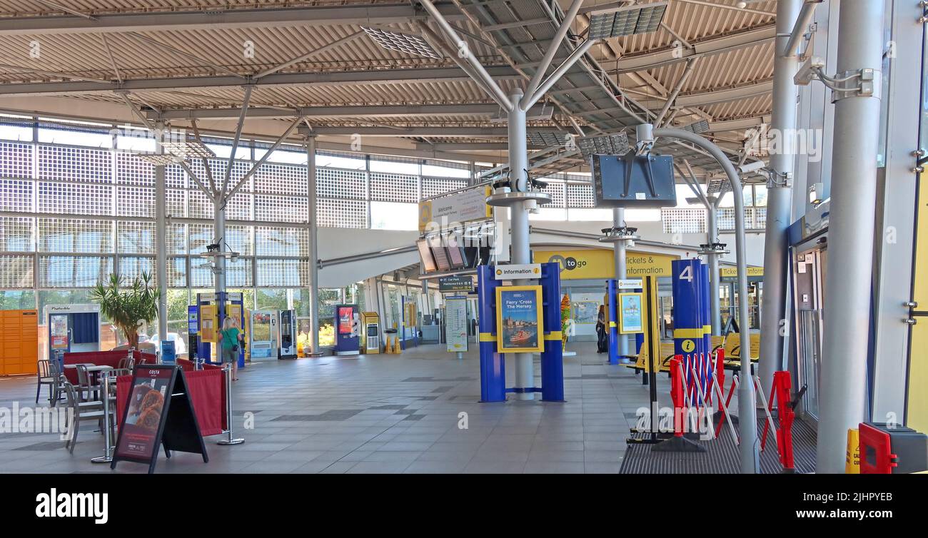 All'interno della stazione ferroviaria di Liverpool South Parkway, Garston, Speke, Merseyside per l'aeroporto John Lennon di Liverpool, Holly Farm Rd, Liverpool L19 5PQ Foto Stock