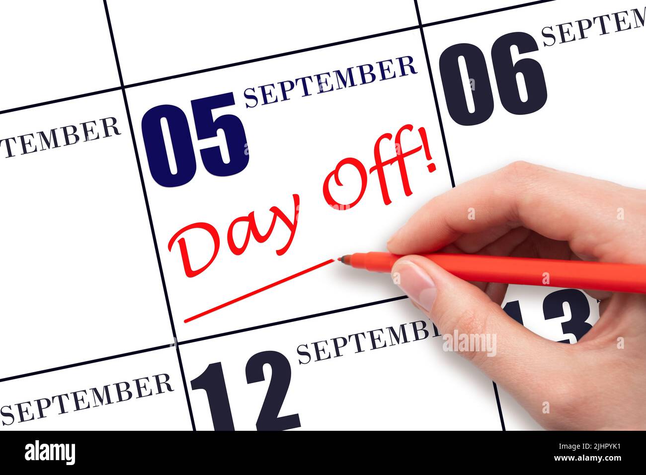 5th settembre. Scrivere a mano il testo GIORNO OFF e disegnare una linea sulla data di calendario 5 settembre . Concetto di pianificazione delle vacanze. Mese autunnale, giorno del Foto Stock