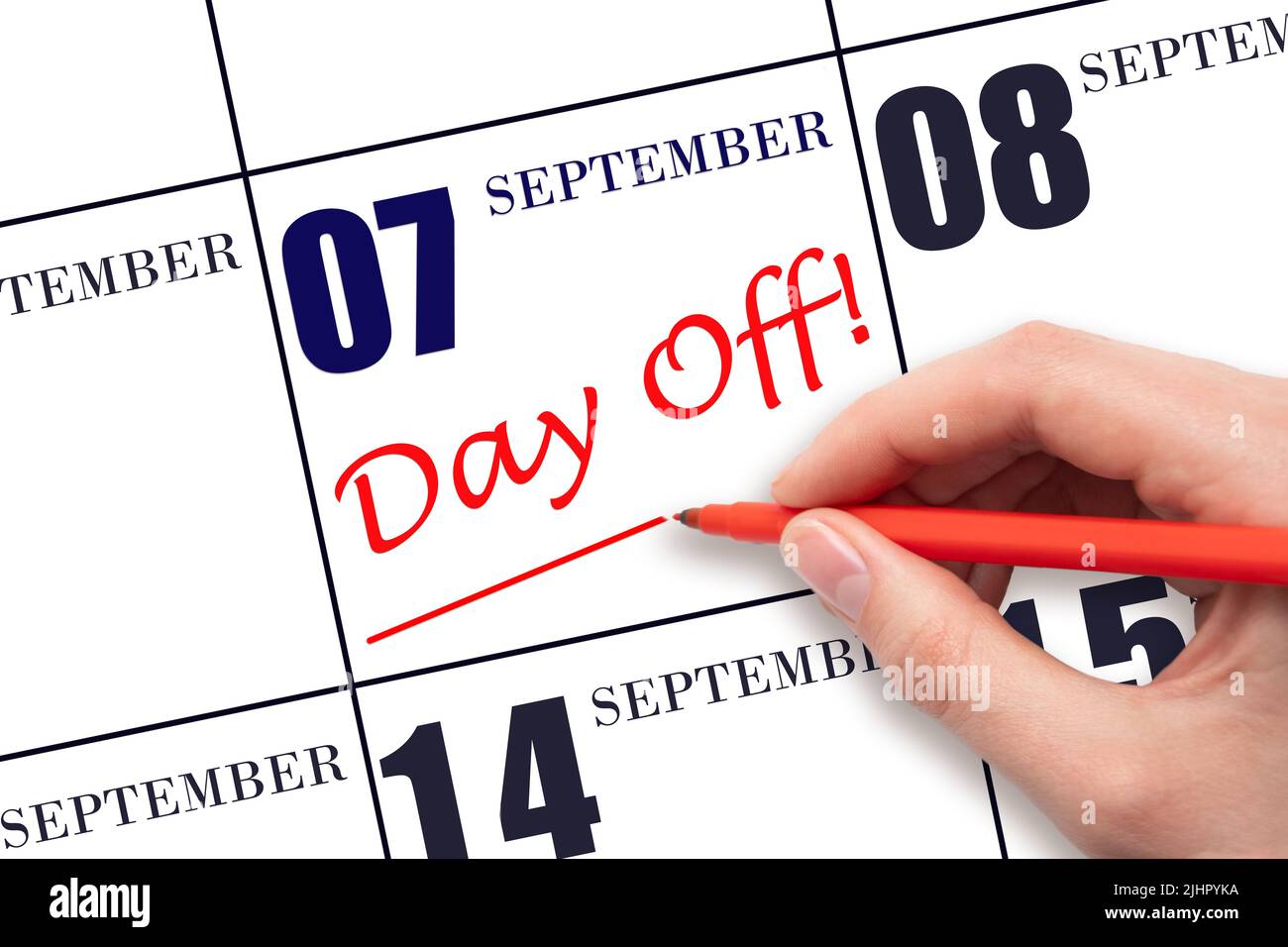 7th settembre. Scrivere a mano il testo GIORNO OFF e disegnare una linea sulla data di calendario 7 settembre . Concetto di pianificazione delle vacanze. Mese autunnale, giorno del Foto Stock