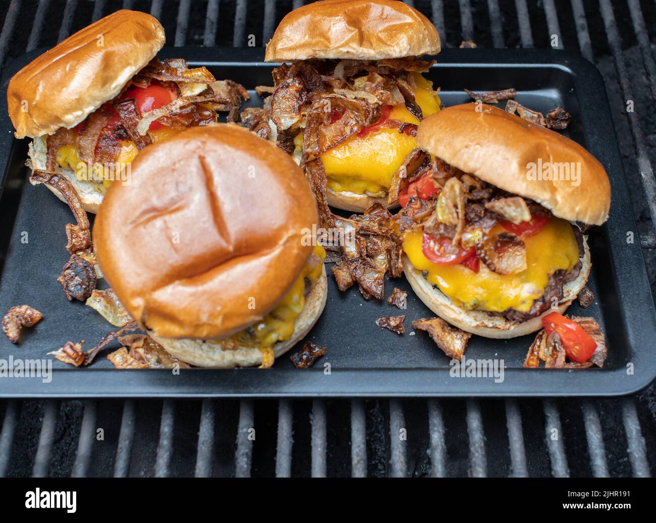 Hamburger barbecue fresco e grigliato fatto in casa. Vita reale Foto Stock