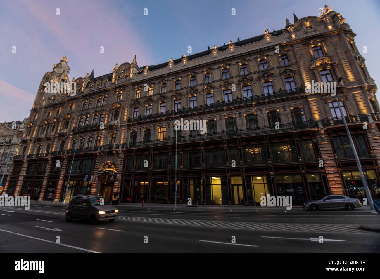 Budapest: Via Szabad Sajto, palazzi Klotild. Ungheria Foto Stock
