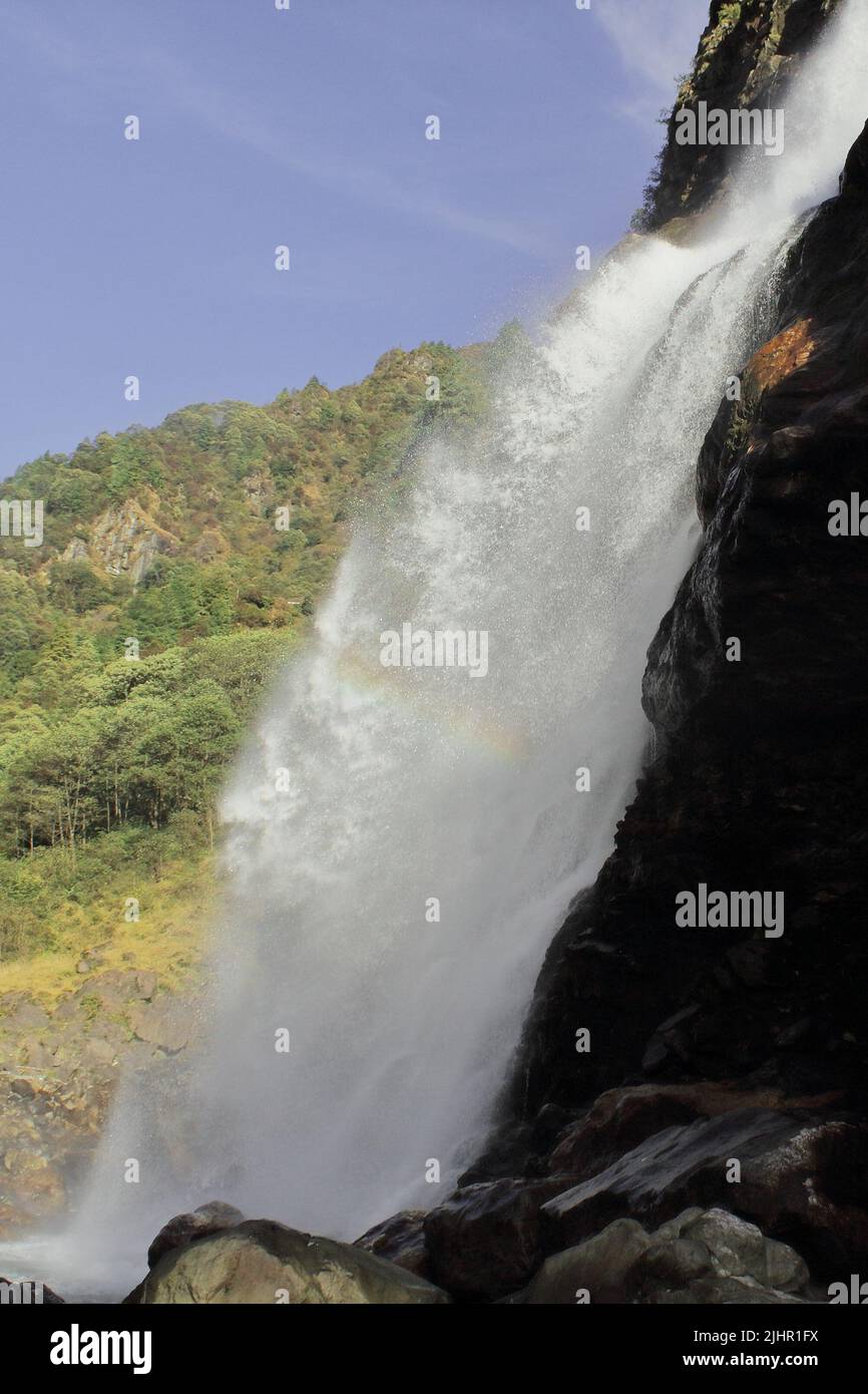 cascata nuranang o jang, popolare luogo turistico di tawang, situato sulle colline pedemontane di himalayan in arunachal pradesh, india nord-orientale Foto Stock