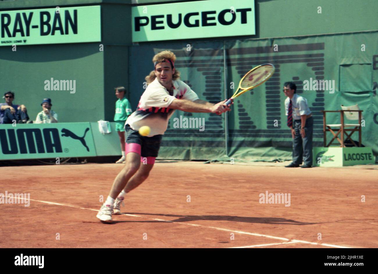 Il tennista americano Andre Agassi, che partecipa al singolo maschile del 32 del French Open (vs francese Arnaud Boetsch). Parigi, stadio Roland-Garros, 1 giugno 1990 Foto Stock