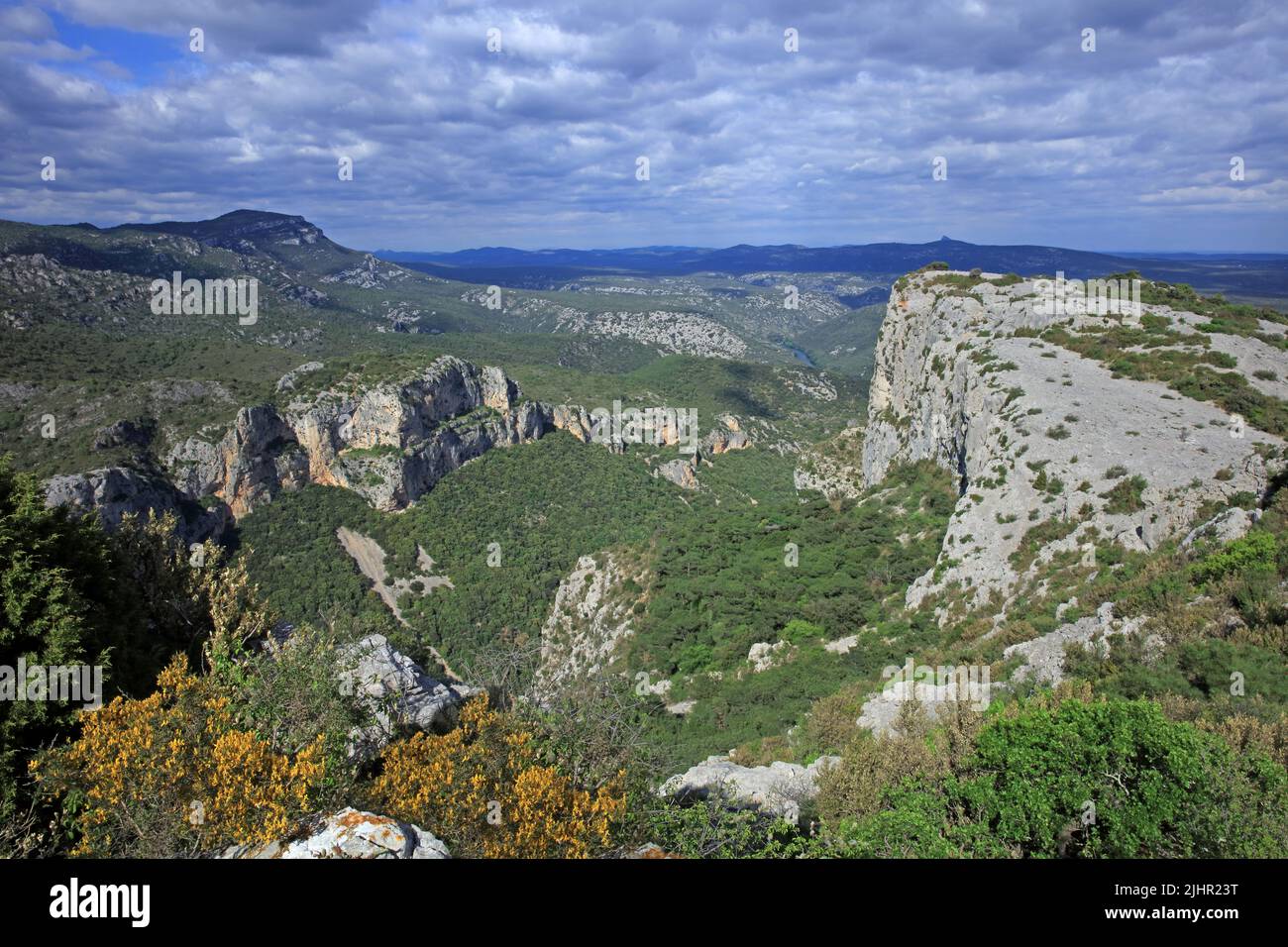 Francia, Hérault (34) Saint-Guilhem-le-Désert, depuis les falaises, le cirque de l'Infernet / Francia, Hérault Saint-Guilhem-le-Désert, dalle scogliere, il circo di Infernet / Foto Stock