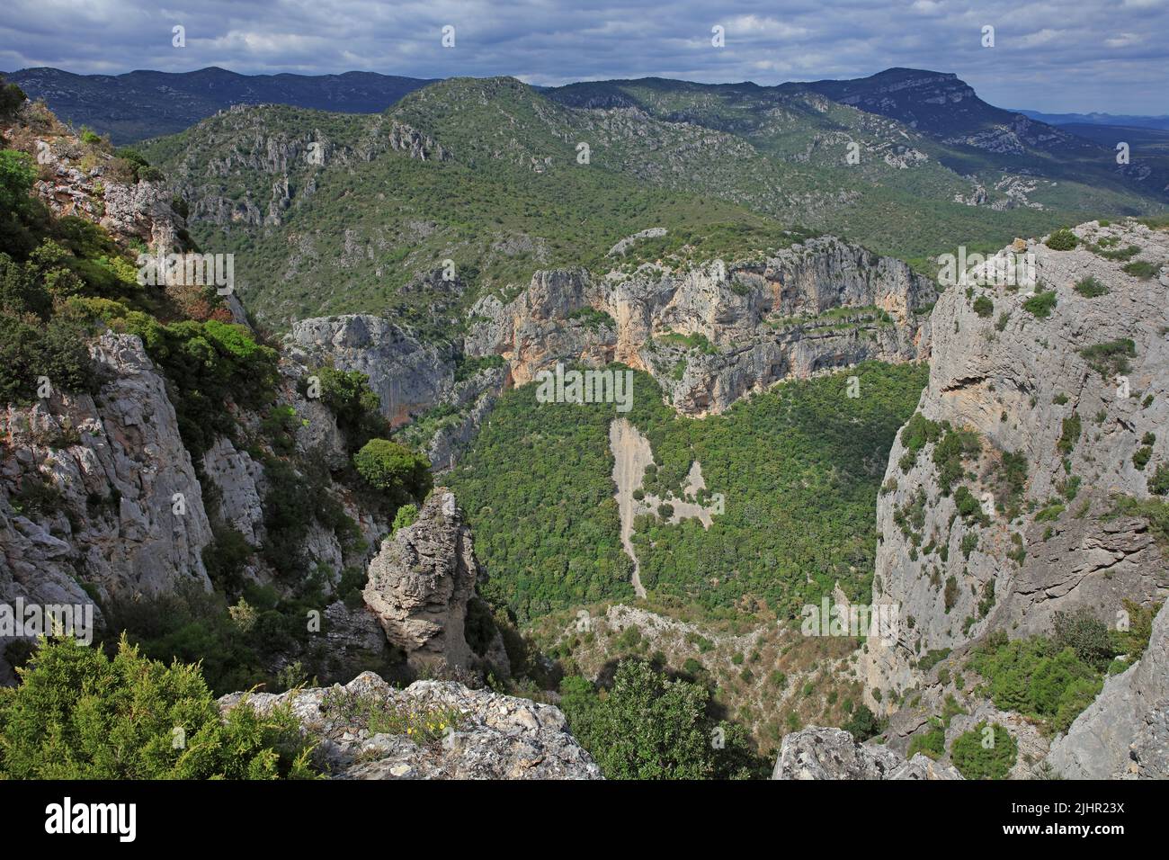 Francia, Hérault (34) Saint-Guilhem-le-Désert, depuis les falaises, le cirque de l'Infernet / Francia, Hérault Saint-Guilhem-le-Désert, dalle scogliere, il circo di Infernet / Foto Stock