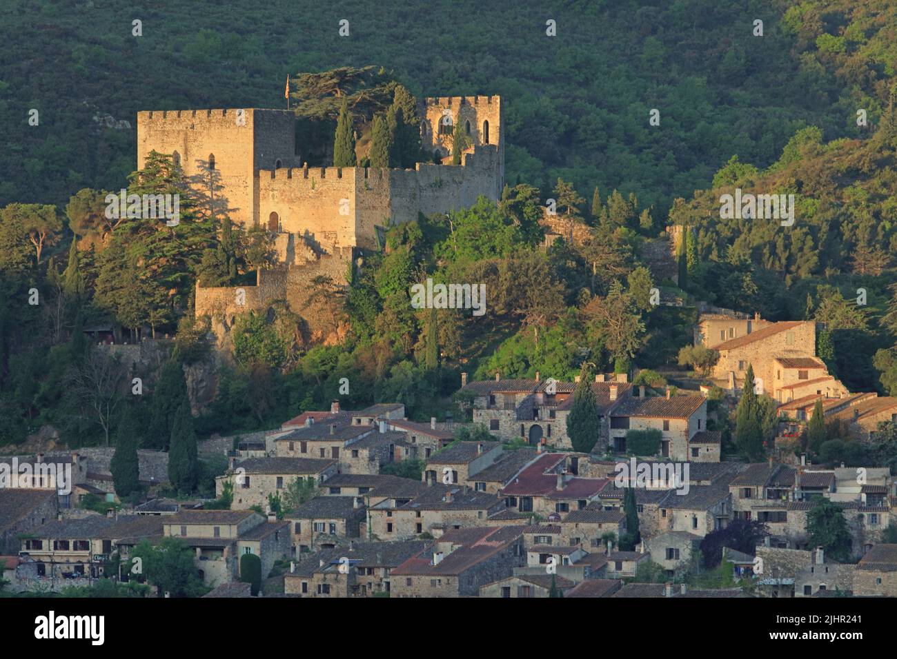 Francia, Pyrénées-Orientales (66) Castelnou, classé parmi les Plus beaux Villages de France, le jour se lève / Francia, Pyrénées-Orientales Castelnou, classificato come uno dei più bei villaggi di Francia, il giorno sorge Foto Stock