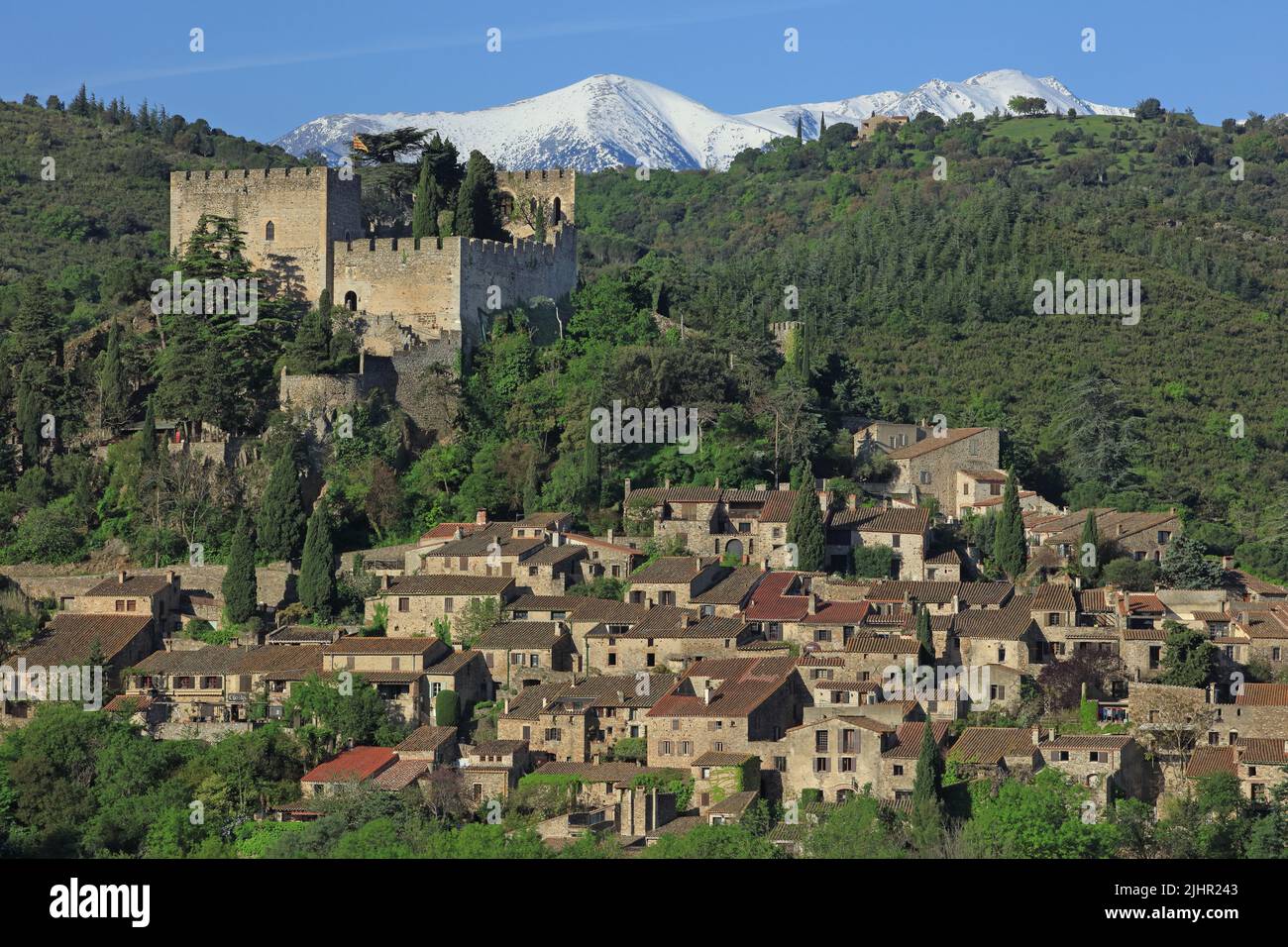 Francia, Pyrénées-Orientales (66) Castelnou, classé parmi les Plus beaux Villages de France, au loin le Canigou / Francia, Pyrénées-Orientales Castelnou, classificato tra i più bei villaggi di Francia, in lontananza il Canigou Foto Stock