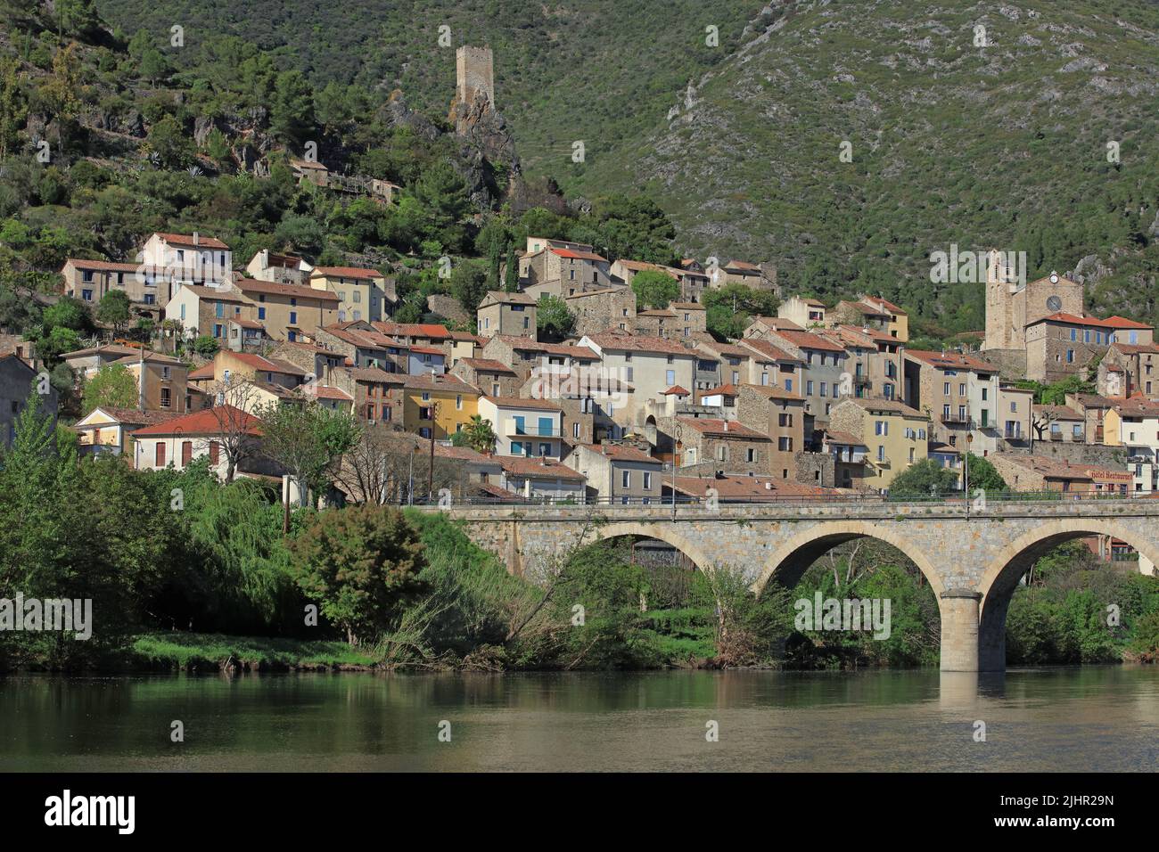 Francia, Hérault (34) Roquebrun, villaggio perché de la vallée de l'Orb (foto aérienne) / Francia, Hérault, Roquebrun, villaggio arroccato nella valle dell'Orb Foto Stock