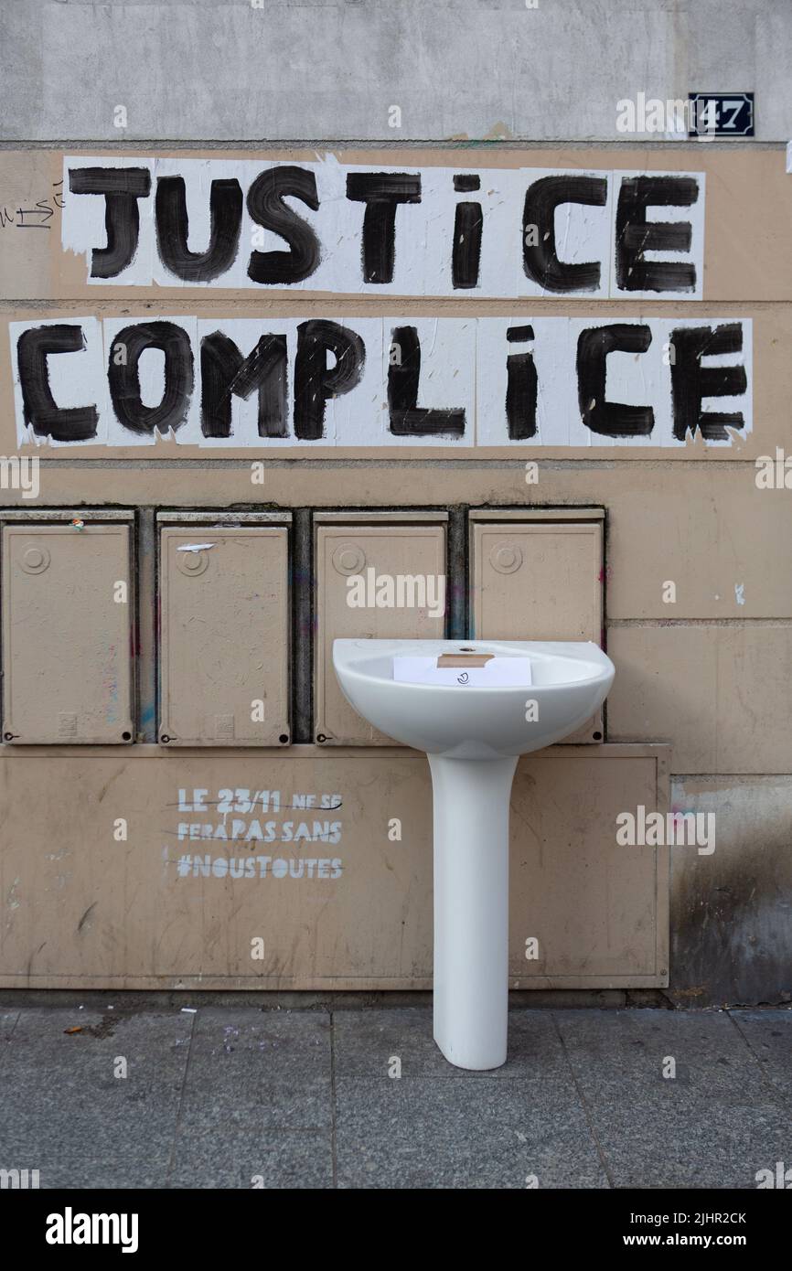 Francia, regione Ile de France, Parigi 11th circondario, Rue de la Roquette, rifiuti volanti e volanti ingombranti su strada pubblica che recita "giustizia complice" Foto Stock