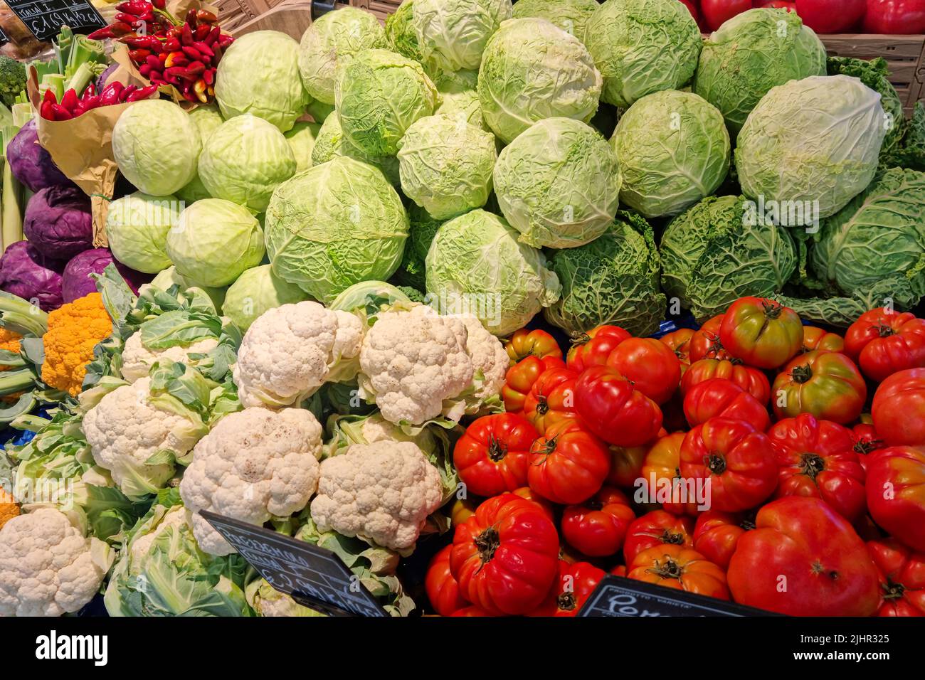 Verdure grezze sane in vendita su una mensola del mercato del negozio,crescita del prezzo del prodotto alimentare Foto Stock