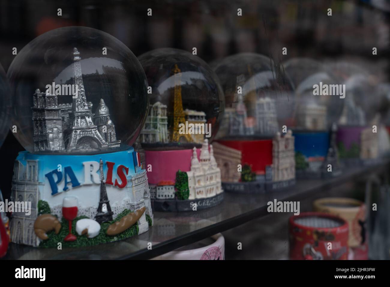 Francia, regione Ile de France, Parigi, 4th circondario, rue du Renard, negozio di souvenir di Parigi chiuso per prevenire la diffusione del coronavirus Covid19 Foto Stock