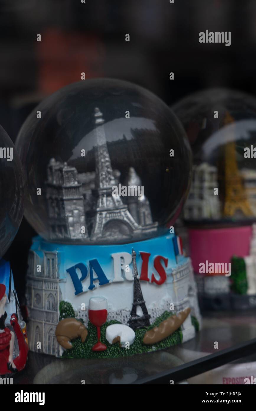 Francia, regione Ile de France, Parigi, 4th circondario, rue du Renard, negozio di souvenir di Parigi chiuso per prevenire la diffusione del coronavirus Covid19 Foto Stock