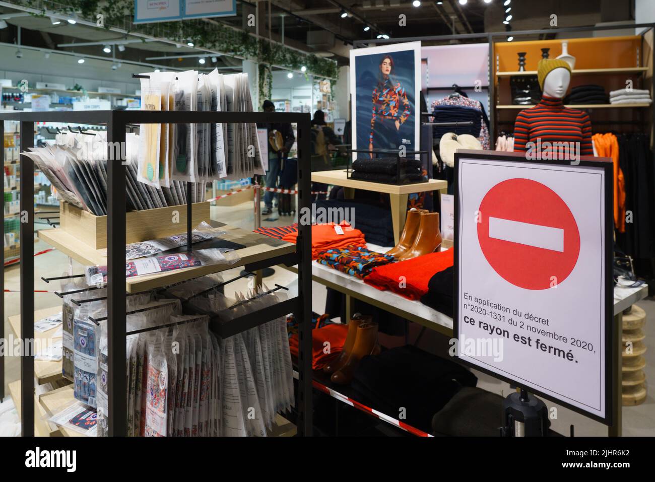 Francia, regione Ile de France, Parigi 14th circondario, durante il blocco 2nd, Monoprix, una sezione non essenziale vietata per essere equo ai piccoli negozi che sono chiusi. Foto Stock