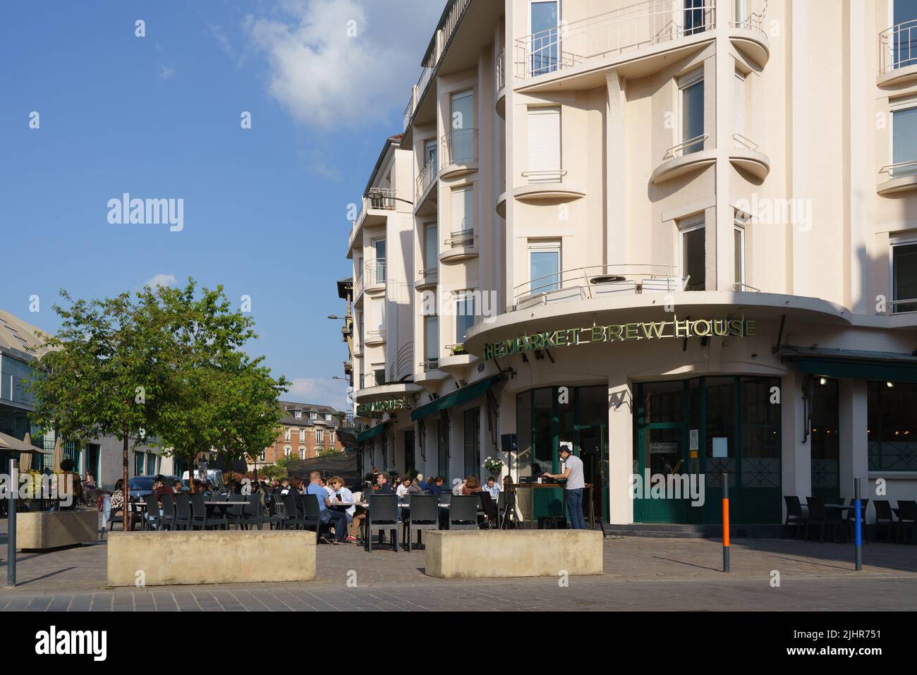 Francia, Regione Grand Est, Marna, Reims, rue du Temple, edificio, caffetteria, terrazza Foto Stock