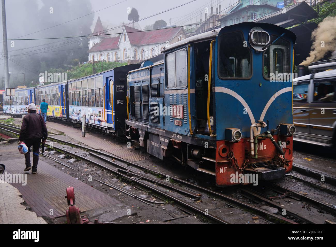 Darjeeling, Bengala Occidentale, India - 22 Giugno 2022, Darjeeling Himalayan Railway at Station, Darjeeling Himalayan Railway è un sito patrimonio mondiale dell'UNESCO, Foto Stock