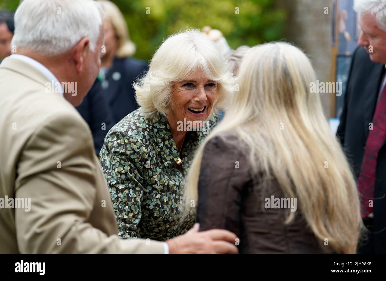 La duchessa di Cornovaglia durante una visita a Cockington Court a Torquay, un centro di creatività che è gestito dalla Torbay Coast and Countryside Trust, il terzo giorno della loro visita annuale al Sud Ovest. Data foto: Mercoledì 20 luglio 2022. Foto Stock