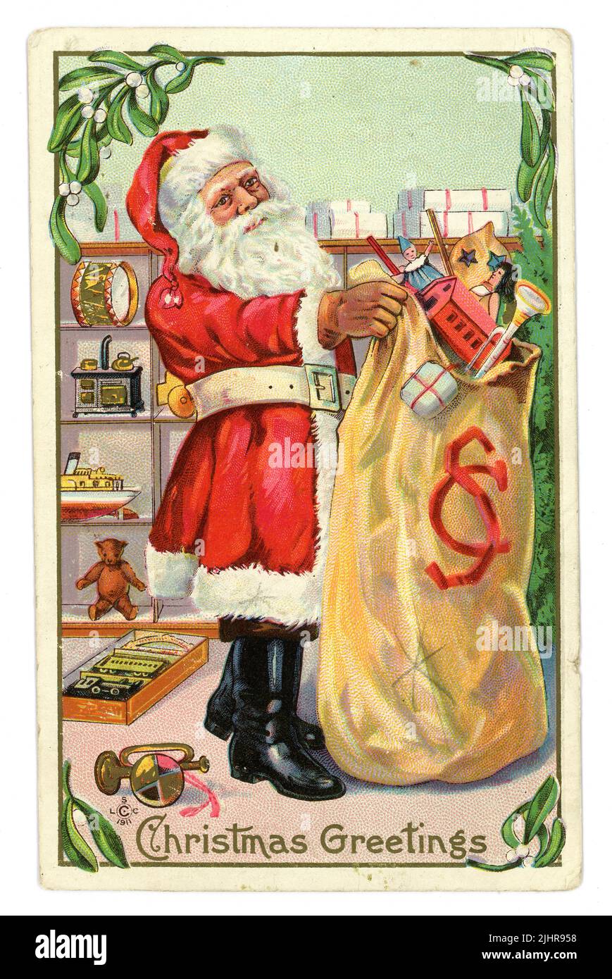 Cartolina di Natale originale dell'epoca edoardiana di Santa con sacco di giocattoli, caricamento di regali dai suoi scaffali del negozio, circa 1907, Regno Unito Foto Stock