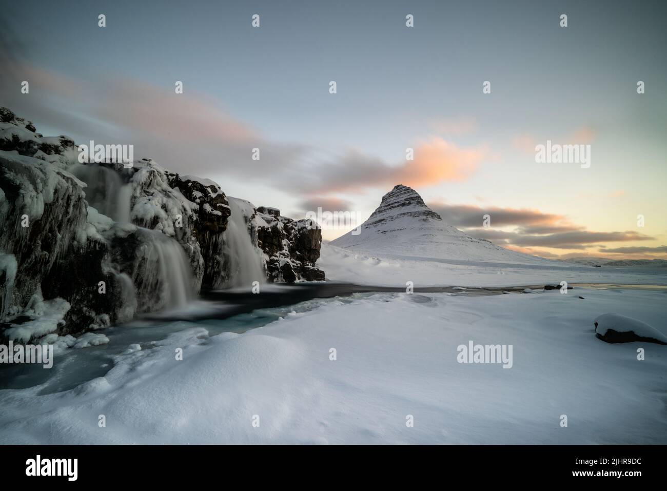 Tramonto sulla splendida montagna di Kirkjufell, la penisola di Snaefellsness, Islanda Foto Stock