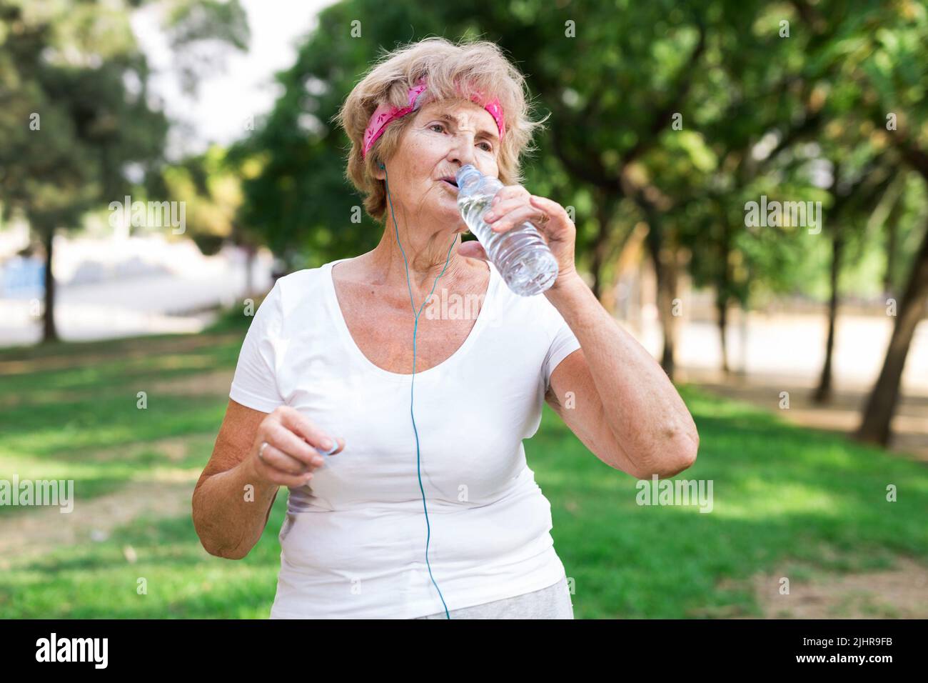 Sport maturo acqua potabile nel parco Foto Stock