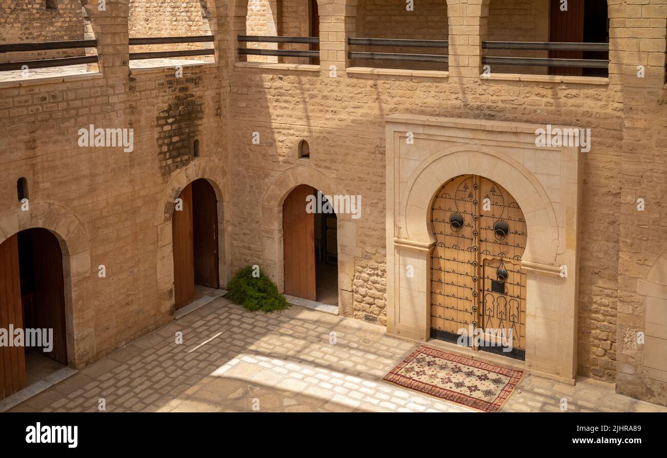 Il cortile centrale del Museum el Kobba (Museo del Duomo) a Sousse, Tunisia. Il museo, all'interno dell'antica Medina di Sousse, ospita una collezione di Foto Stock