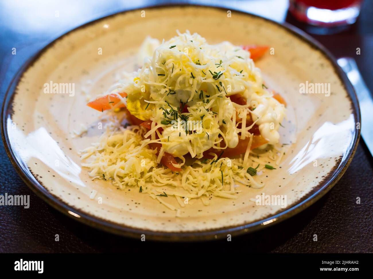 piatto con un mix di pomodori, formaggio, uova con salsa francese Foto Stock