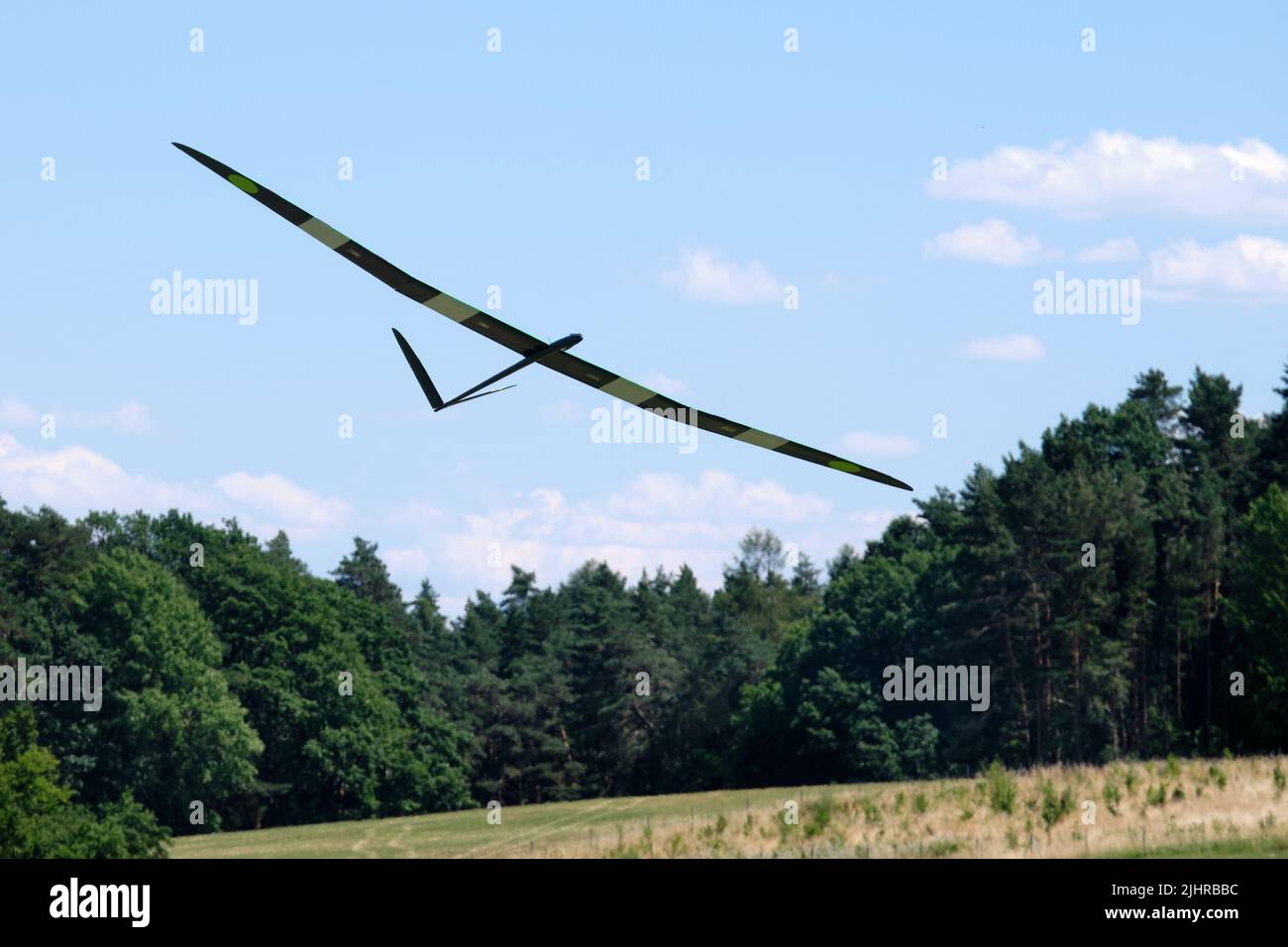 Aliante telecomandato ad alte prestazioni della classe F5J con motore elettrico che vola nel cielo blu estivo. Visto in Germania nel luglio Foto Stock